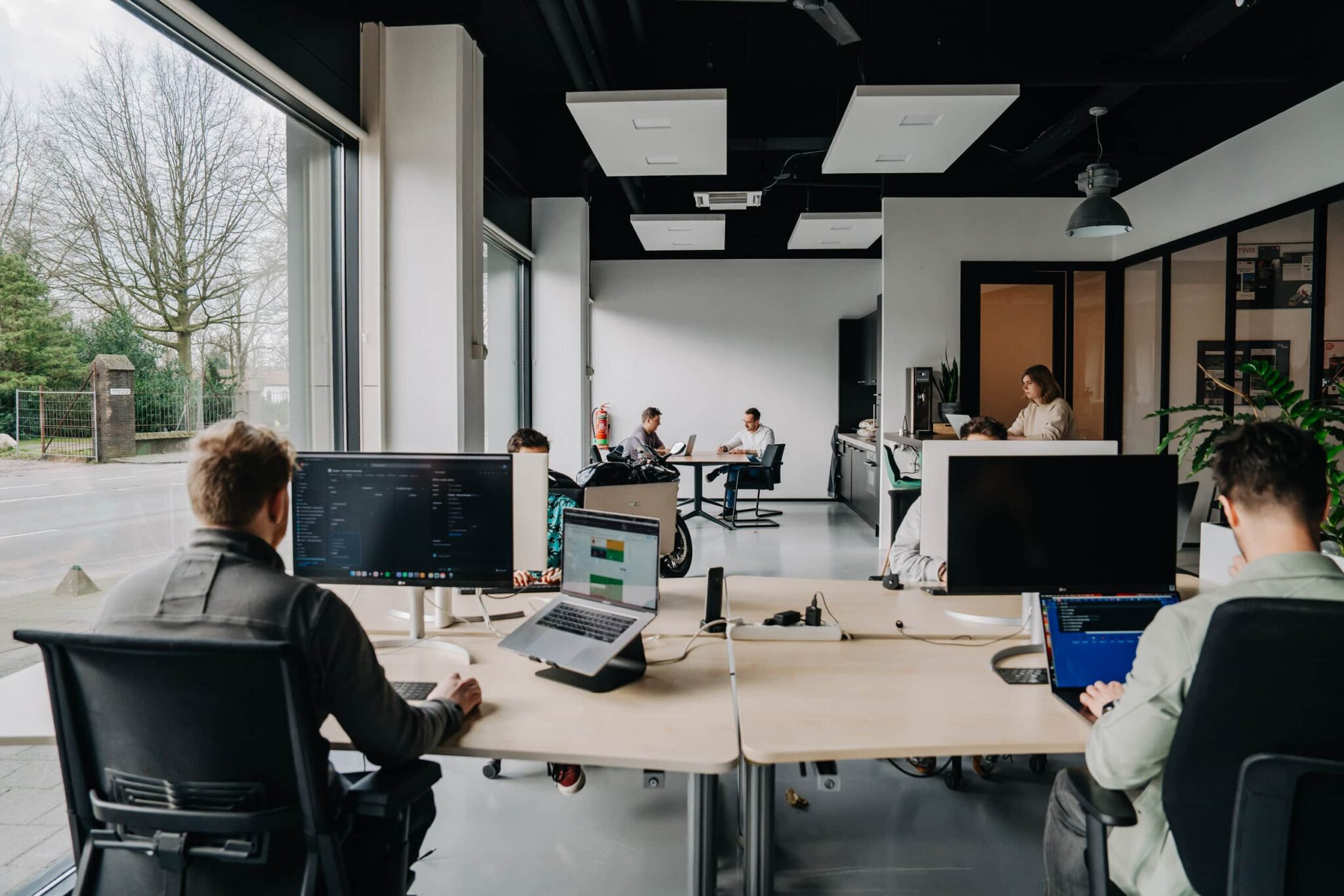 Webontwikkelaar bespreekt een wireframe, technische architectuur en gebruikersflow voor een nieuwe website