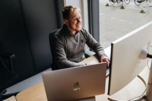mark hobbel achter zijn laptop