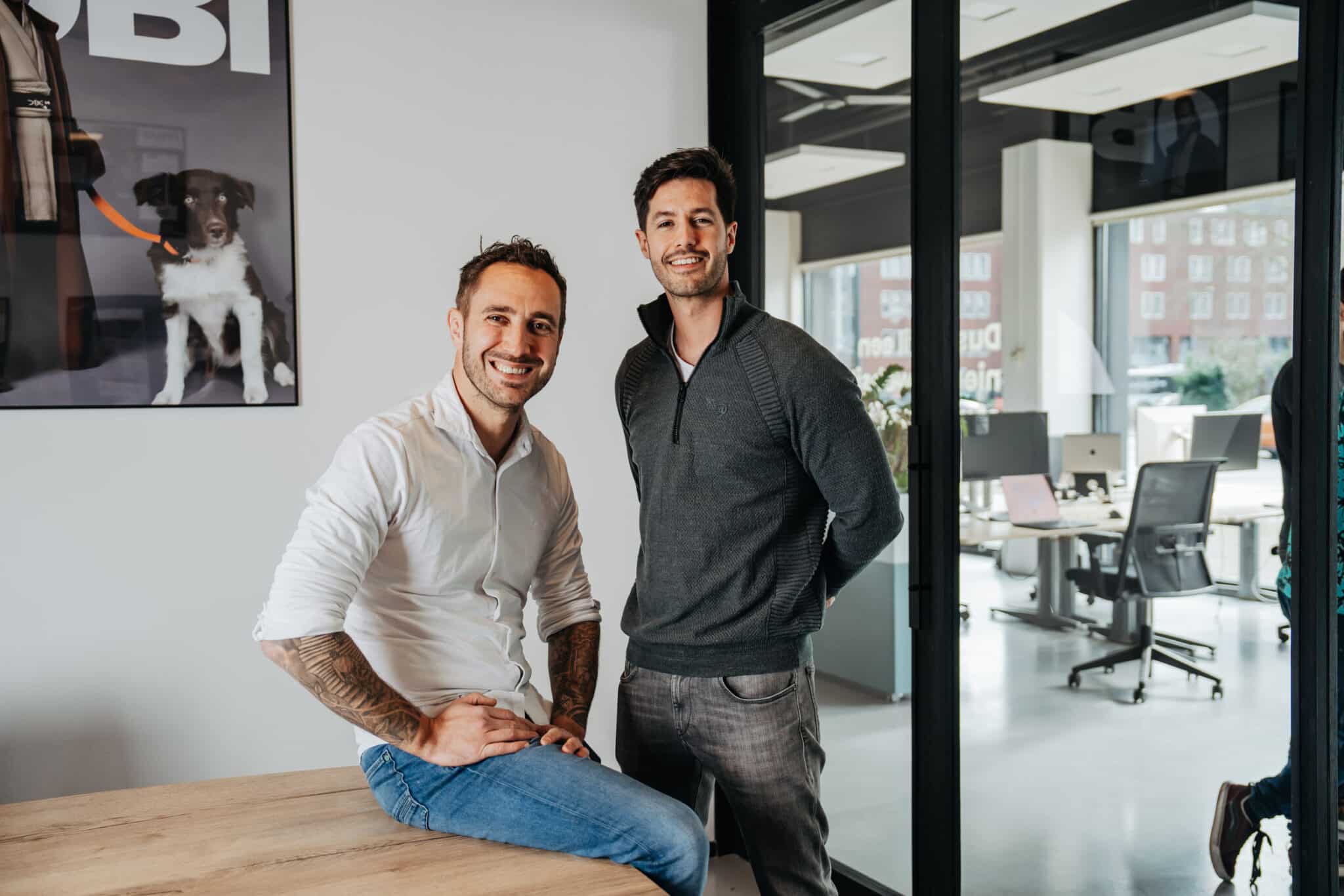 Developer en opdrachtgever bespreken samen de opzet van een WordPress website die klaar is voor groei