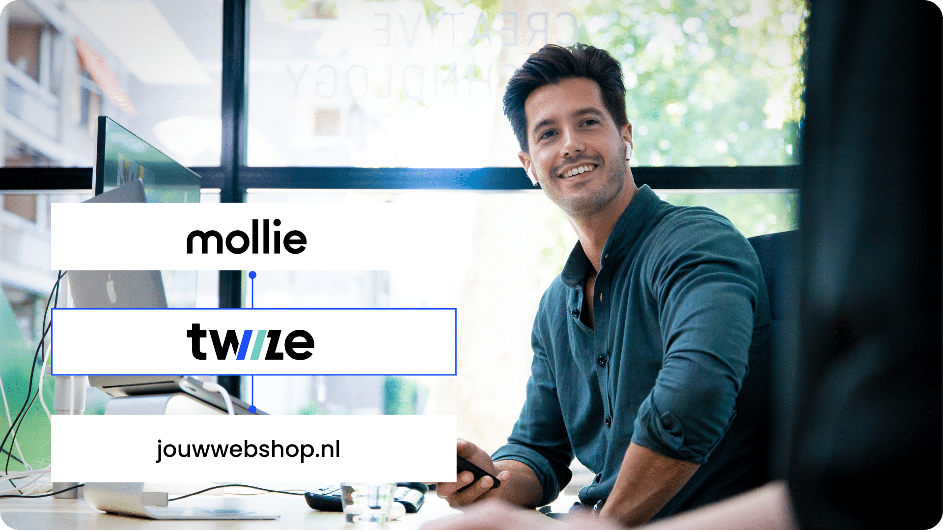 Developer controleert beveiligingsinstellingen, updates en toegangsrechten van een maatwerk WordPress site in een beheeromgeving.